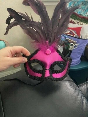 Deluxe Black and Pink Mardi Gras Carnival Mask With Feather Plume New!!! - Image 1 of 2