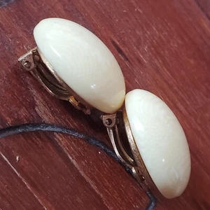 Retro Mod Bakelit Clip Ohrringe signiert Richelieu marmoriert Elfenbein 1" rund MCM - Bild 1 von 10