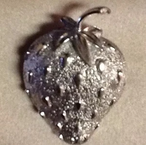 ¡¡Impresionante broche fresa tono plata sarah cov firmado por estate de colección!!! - Imagen 1 de 1