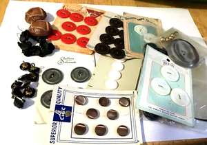 VINTAGE MIXED LOT SINGLE AND ON CARDS OLD BUTTONS GRANDMA CORE FUN - Picture 1 of 4