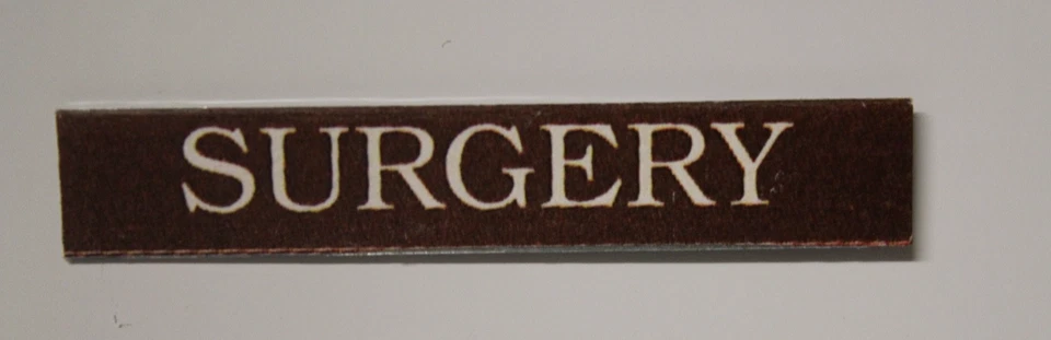 HANDCRAFTED CASA BAMBOLE (Insegna Metallo = CHIRURGIA