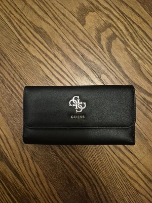 Cartera sin asas de cuero negra con logotipo dorado GUESS Foto 1 de 4