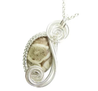 Antiguo colgante de coral fósil: collar envolvente de alambre de plata esterlina hecho a mano Foto 1 de 4