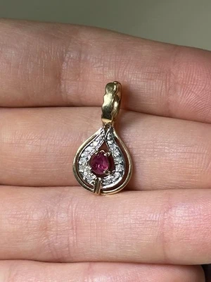 Colgante de oro amarillo sólido de 14K y rubí y diamantes naturales Foto 1 de 4
