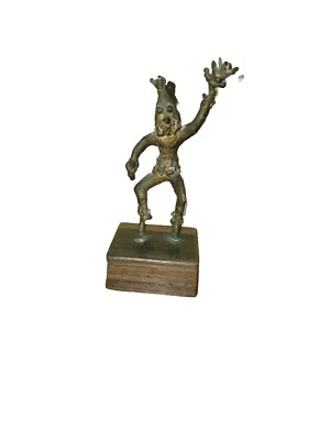 Antigua figura original de latón tribal folclórica bailando estatua sobre soporte de madera  Foto 1 de 4