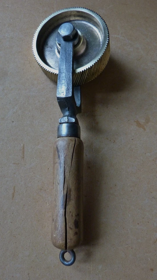  ANCIENNE GROSSE ROULETTE BRONZE OUTIL ANCIEN BOUCHARDE MACON? RELIURE? - Photo 1/4