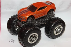Camión Monster Jam 1/64 Hot Wheels color cobre 128 - Imagen 1 de 2