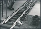 Foto 1961 Eisenbahn Schienen-Weiche m. Stellmotor Modell auf einer Ausstellung 