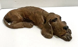 Perro sabueso de resina tallada 1997 vintage... firmado por el artista - Imagen 1 de 2