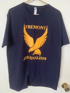 Freemont Journalismus T-Shirt - marineblau/gold - Größe L - NEU - Bild 1 von 3
