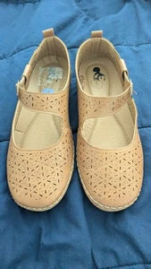 CG SHOES Womens Beige Soft Faux Leather Flat Shoes With Buckle Size 8.5  - Picture 1 of 4