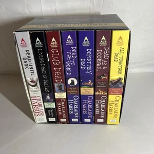 Dead Until Dark: 7 Book Boxed Set (Dead Until Dark/True Blood) Charlaine Harris - Foto 1 di 4