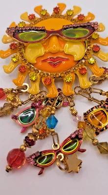 Almuerzo en el Ritz To Go Grande Cristal y Esmalte Divertido Broche/Colgante de Sol Firmado Foto 1 de 4