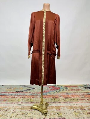 Старинный 1920-х годов летучая мышь темно-бордовый шелк платье крем вышитая лента детали как есть - Изображение 1 из 4