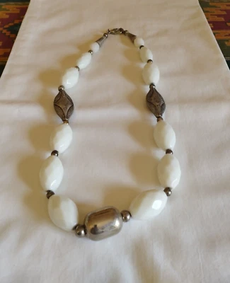 Collana bianca bigiotteria con decorazioni in PELTRO e pietre bianche. - Immagine 1 di 4