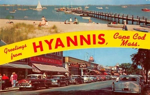 Saludo de Hyannis Beach Boats / Street Scene Hyannis, MA Tarjeta Postal De Colección Años 50 - Imagen 1 de 2