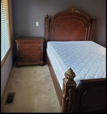 Muebles de dormitorio acme. Juego de cama Queen con mesita de noche. Fácil montaje.Madera de cerezo Foto 1 de 3