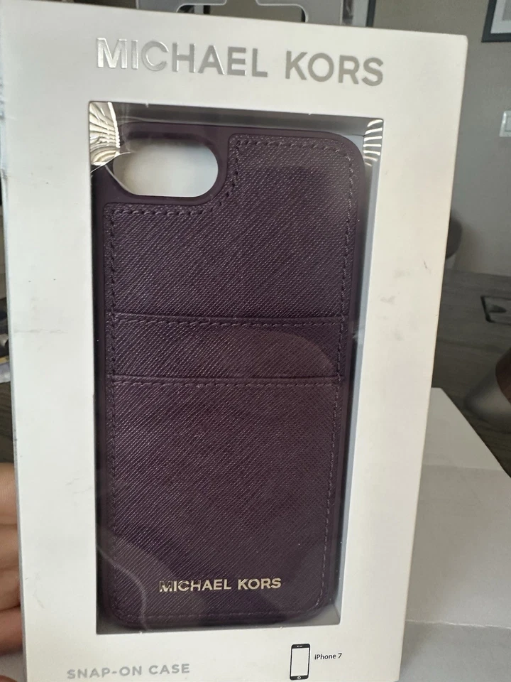 Funda Michael Kors I Phone 7 con ranuras para tarjetas Foto 1 de 4