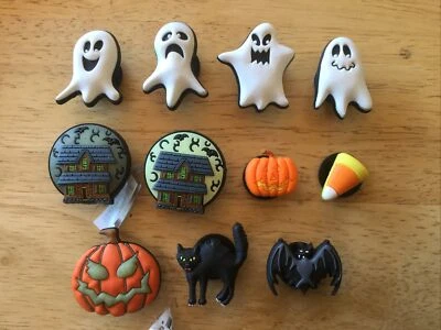 HALLOWEEN FANTASMAS, CASA EMBRUJADA, CALABAZA, GATO, MURCIÉLAGO, AUTÉNTICO ENCANTO DE ZAPATOS JIBBITZ Foto 1 de 4