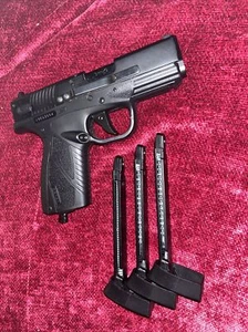 Bersa BP9cc 350fps .177 BB Gun Air Pistol w clipdraw belt clip & 3 magazines - Picture 1 of 8