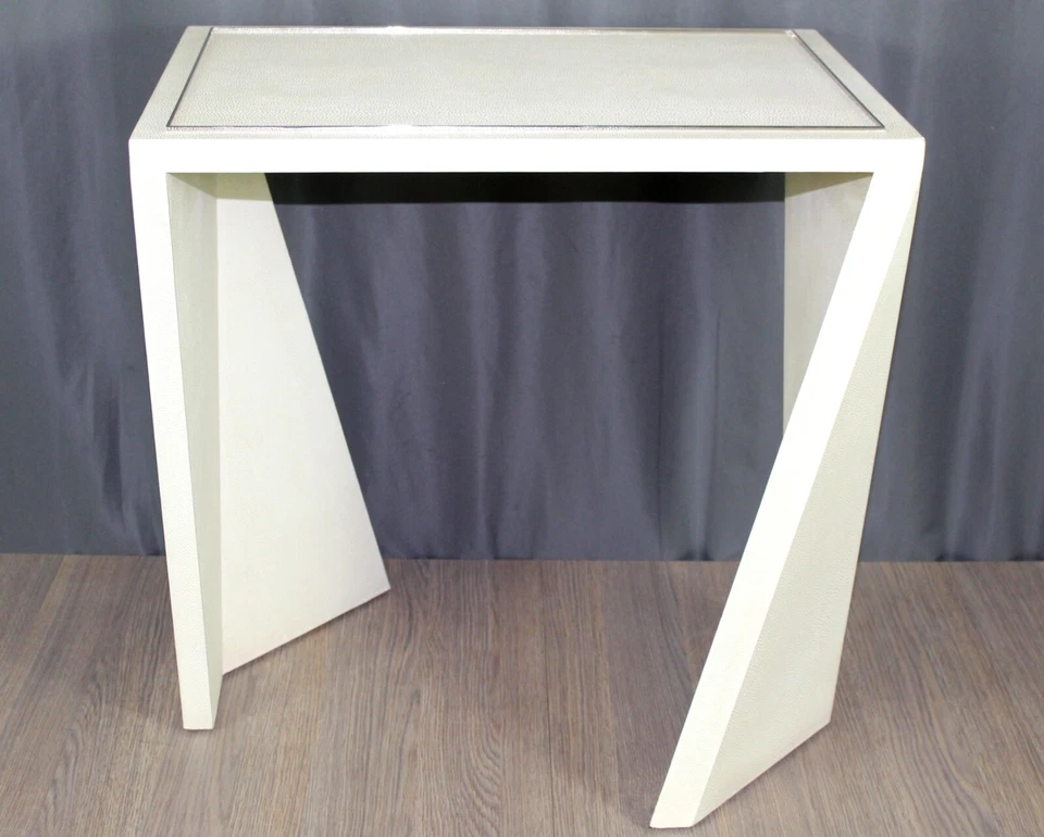 Mesa auxiliar Eduard de Theodore Alexander, envuelta en cuero, adornos de acero inoxidable - limpia Foto 1 de 4