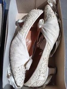 Hermosos Zapatos de Novia Hechos a Mano Diane Hassall De Colección Marfil Seda Perla Talla 5/38 - Imagen 1 de 14