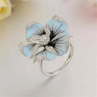Hermoso anillo fino para mujer con diseño de flores artesanales de circonita cúbica y esmalte Foto 1 de 4