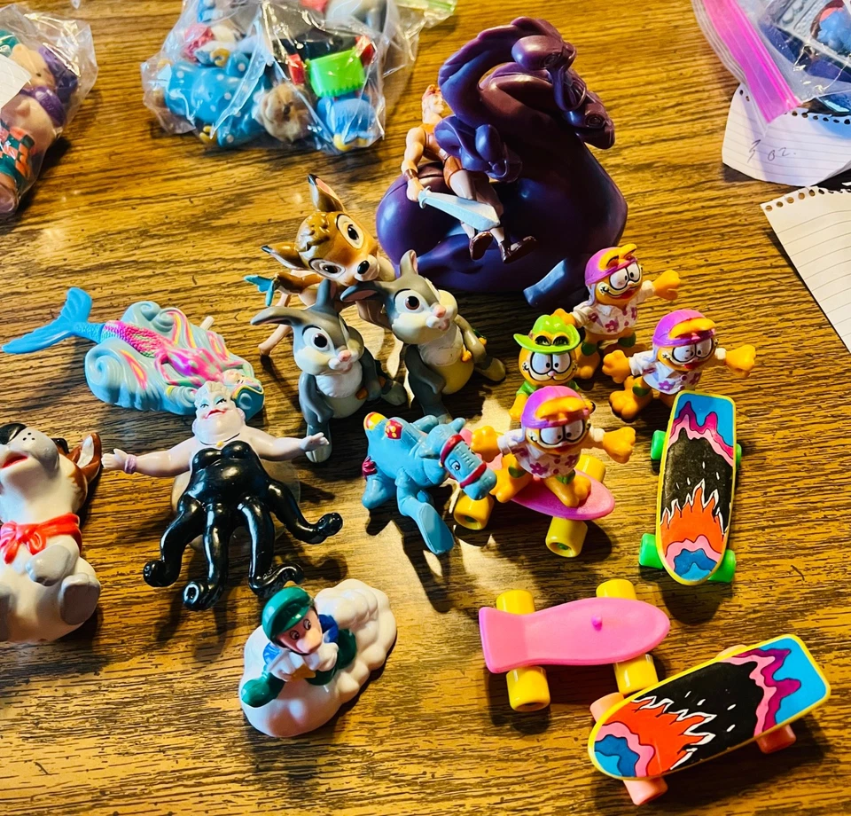 Lot #2  18  vintage premium toys Garfield Skateboard McDonalds  Wendy's Disney - Image 1 of 4