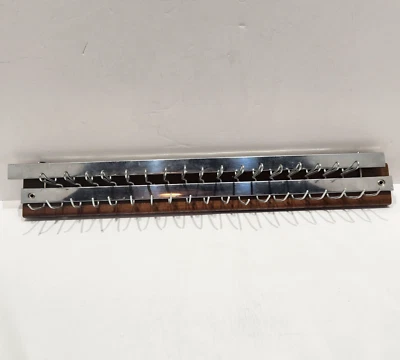 Corbata y cinturón moderno de mediados de siglo de los años 50 de madera y metal Foto 1 de 4