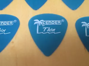 25 PÚAS DE GUITARRA FENDER - CALIFERIA TRANSPARENTE 351 TIPO EN ""LAKE PLACID"" AZUL - DELGADO - Imagen 1 de 3