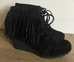 Minnetonka Womens Size 9 Black Lace Up Heeled Wedge  Boots - Picture 1 of 7