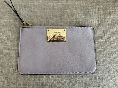 Bolso Muñequera Juicy Couture Metálico Lavanda Imitación Cuero Cremallera Foto 1 de 4