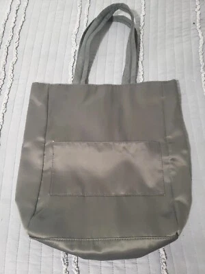 Сумка с короткими ручками Bath & Body Works большая серая атласная на молнии новая с ценником (без чехла) - Изображение 1 из 4