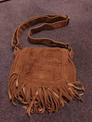 Bolso de montar INDITEX de cuero gamuza marrón con flecos tachonados Foto 1 de 4