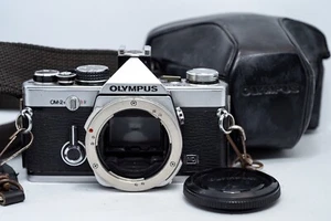 Reflex argentique OLYMPUS OM-2n OM2n 35mm Film SLR + BOUCHON/PILES/HOUSSE/SANGLE - Foto 1 di 4