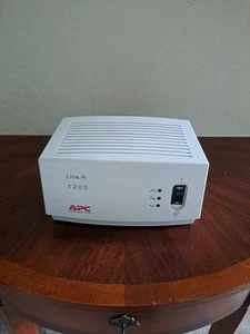 Régulateur de tension APC Line-R 1200VA - Photo 1/5