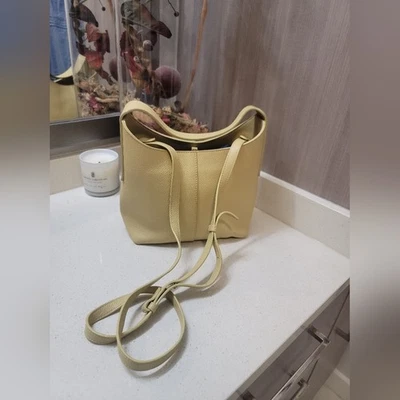 Bolso de Mano Banana Republic Mini Slouchy Vida - Amarillo Claro Foto 1 de 4