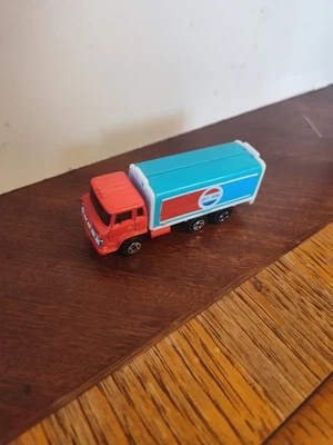 Camión de bebidas Hino de refrescos Pepsi Cola logotipo de estafa simulado juguete de colección raro Foto 1 de 4