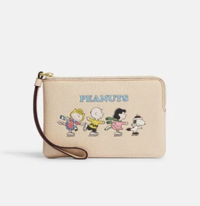 COACH X Peanuts Holiday Corner Zip Wristlet W/ Snoopy & Friends Moti Leather NWT - Picture 1 of 4