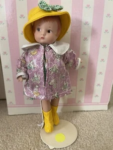 Tonner 10" Vinyl Patsyette in lila Regenmantel bezaubernd ohne Ständer - Bild 1 von 4