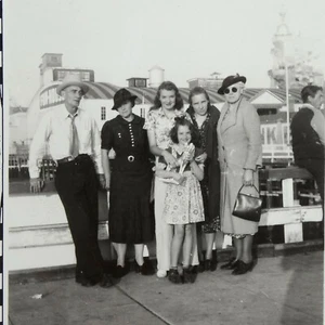 1930s ORIGINAL PHOTO CARNIVAL FUN HOUSE HAPPY LIL GIRL W/ PRIZE MINNEAPOLIS 1G4 - Picture 1 of 3