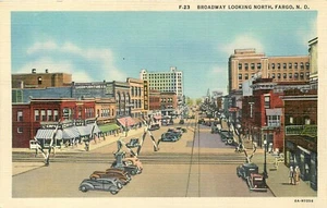 FARGO NORTH DAKOTA BROADWAY BLICK NACH NORDEN VINTAGE LEINEN STRASSENSZENE POSTKARTE - Bild 1 von 2