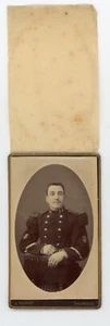 PHOTO CDV c.1900, un militaire gradé musicien par Thiriot à Malzéville 26 col - Imagen 1 de 3