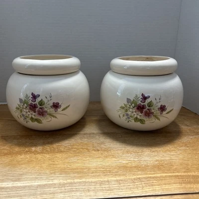 Par de plantadeiras autoirrigáveis de cerâmica com inserções e lindos designs florais - Imagem 1 de 4