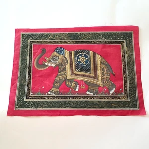 Vintage handbemalter Elefant auf rotem Seidenstoff indische Kunst unmontiert 14" Breite x 10" Höhe - Bild 1 von 4