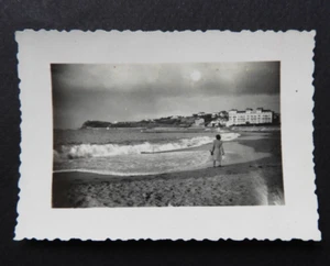 Petite photo ancienne (5.5 x 8 cm) LA PLAGE DE ST JEAN DE LUZ (vers 1940-1950) - Picture 1 of 2