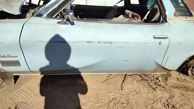 Cutlass Supreme Driver 1973-1975 carcasa de puerta delantera izquierda OEM azul cupé de 2 puertas Foto 1 de 4