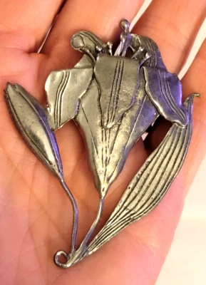 Day Lily Flower 大号复古锡质胸针 — 第 1/4 张图片