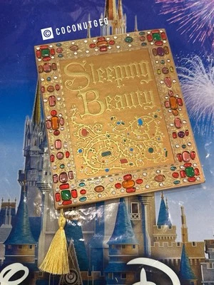 Mini libro de cuentos de la Bella Durmiente de los parques Disney 2025 réplica diario pequeño nuevo Foto 1 de 4