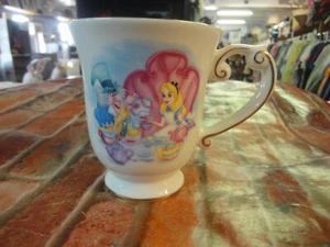 Taza de café Parques Disney Alicia en el País de las Maravillas sombrero loco fiesta de té tamaño completo - Imagen 1 de 6